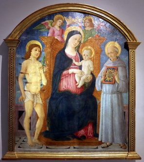 성모자와 성 세바스티아노와 시에나의 성 베르나르디노_by Guidoccio Cozzarelli_photo by Sailko_in the San Pietro Museum in Colle di Val dElsa_Italy.jpg
